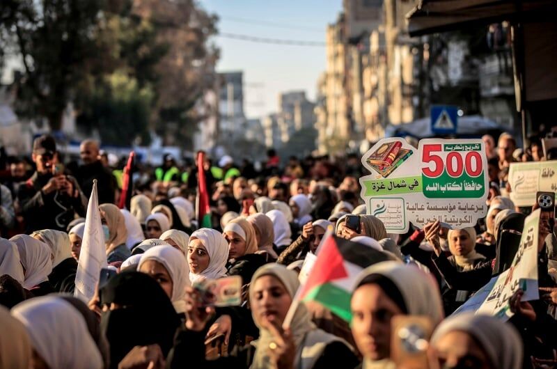 جشن باشکوه ۵۰۰ حافظ قرآن در اردوگاه الشاطی غزه پس از دو سال جنگ و ویرانی+عکس