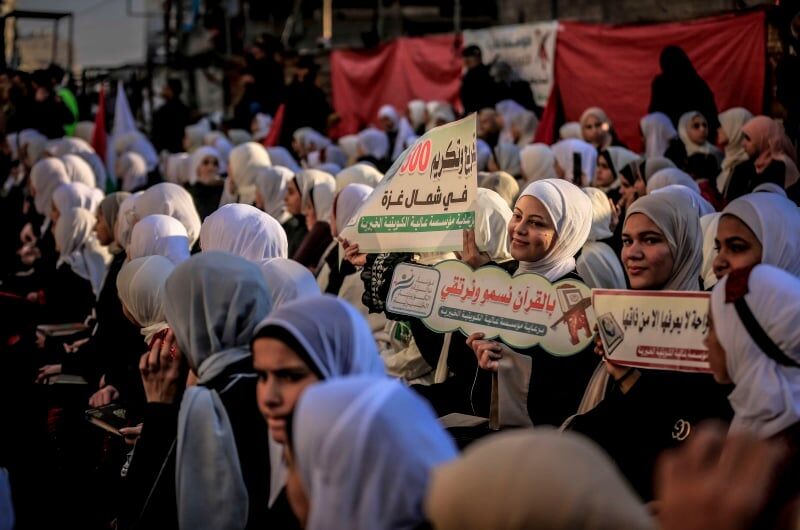 جشن باشکوه ۵۰۰ حافظ قرآن در اردوگاه الشاطی غزه پس از دو سال جنگ و ویرانی+عکس