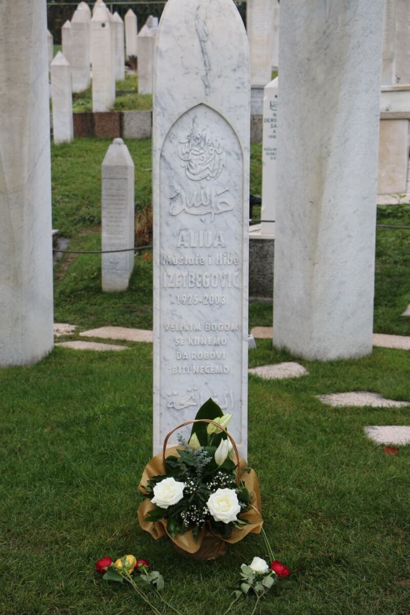 ادای احترام رییس بنیاد ایرانشناسی به نمادهای مقاومت بوسنی و هرزگوین