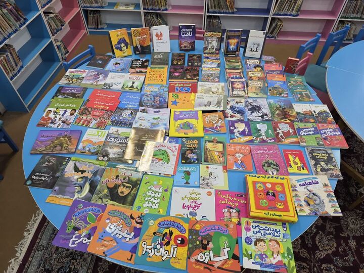 اهدای ۱۰۰ نسخه کتاب به کتابخانه استاد عباس موذن‌پور آرانی