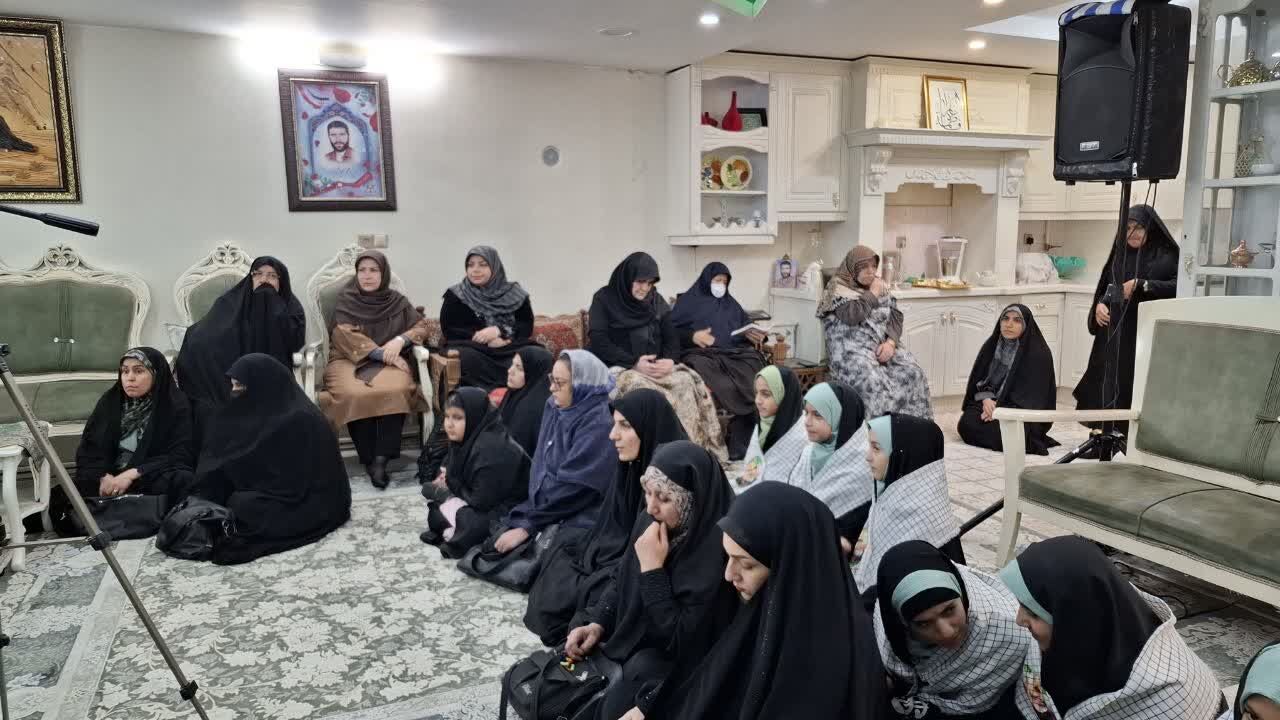 تجلیل از خانواده شهدای کربلای ۴ در ویژهبرنامه «آبروی کوچهها، افتخار محله» در اراک