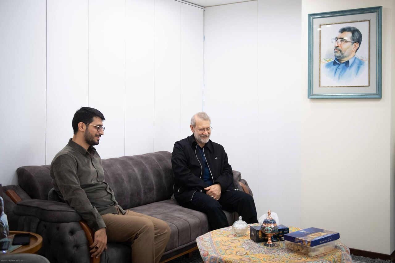 دیدار لاریجانی با خانواده شهیدان حاجیزاده و باقری