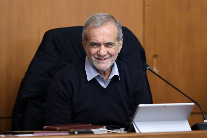 بهبود معیشت مردم باید بر همه بخش‌ها تقدم داشته باشد