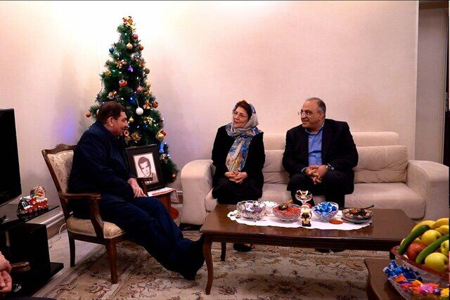 دیدار دستیار رهبری با خانواده شهید آنوشاوان عیوضیان