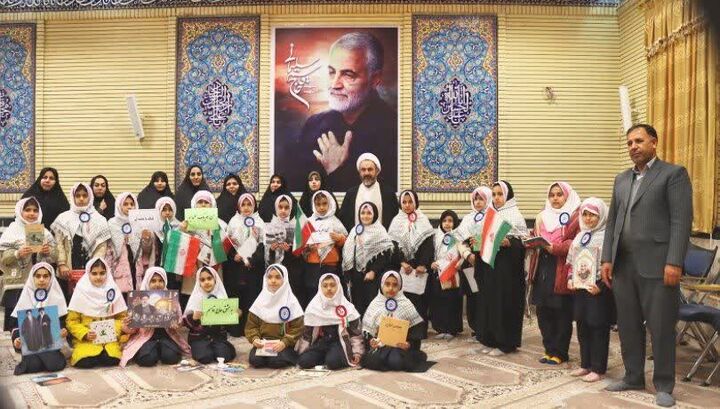 نسل جوان وارثان شهدا و آینده‌سازان انقلاب‌اند