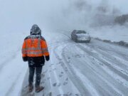 سفیدپوشی جاده‌های گلستان؛ همه محورهای مواصلاتی باز اما لغزنده است