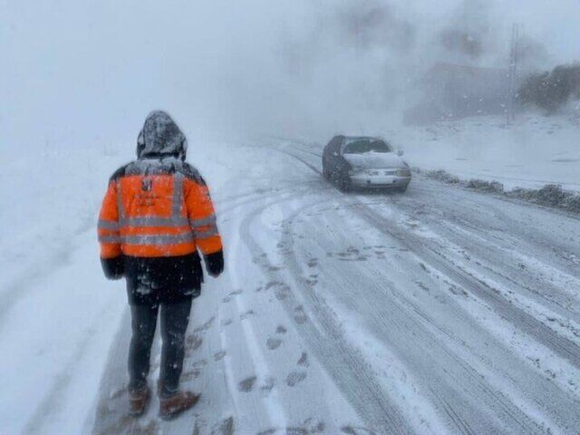 امدادرسانی به ۷۸۰ خودرو گرفتار در برف در محورهای مواصلاتی آذربایجان‌غربی