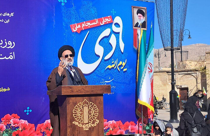 بصیرت مردم مهم‌ترین سد در برابر توطئه‌های دشمن است