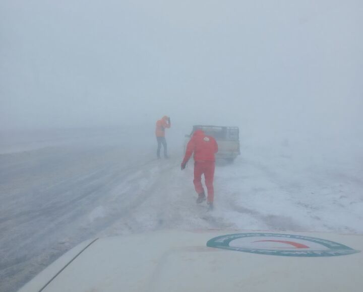 امدادرسانی هلال‌احمر استان مرکزی به خودروهای گرفتار در برف محور اراک–ازنا
