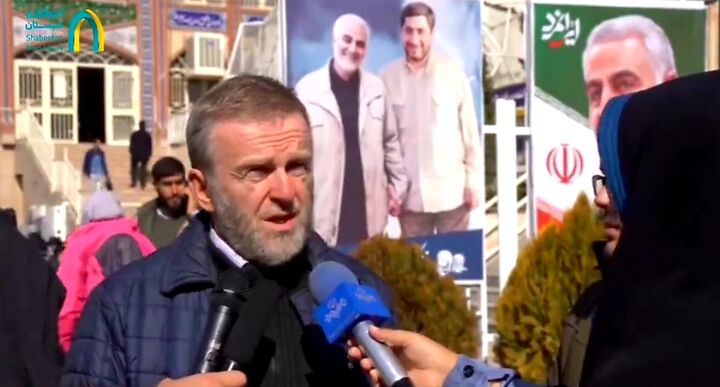 زائران روسی گلزار شهدای کرمان از حاج‌قاسم می‌گویند