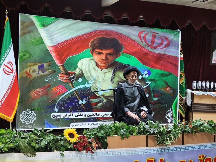 ترکیب ایمان و دانش؛ راهکاری برای نجات بشر از سلطه غرب است