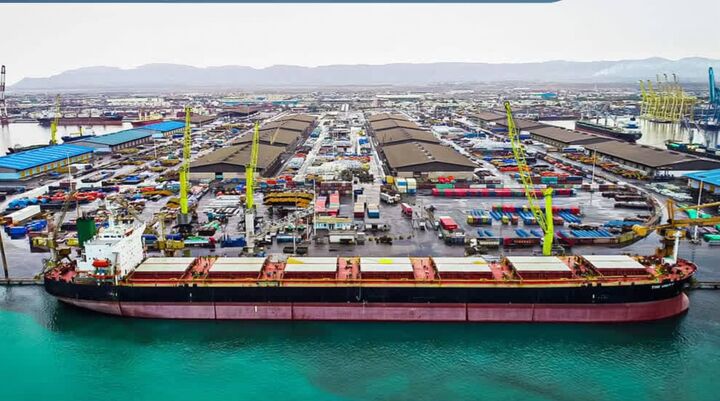 پهلودهی بیست‌ویکمین شناور کالای اساسی در  بندرشهید رجایی