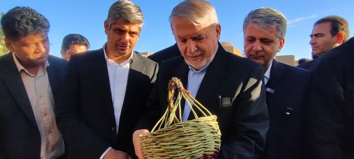 بازتولید تاریخ، معماری و هویت در روستای جهانی اصفهک طبس