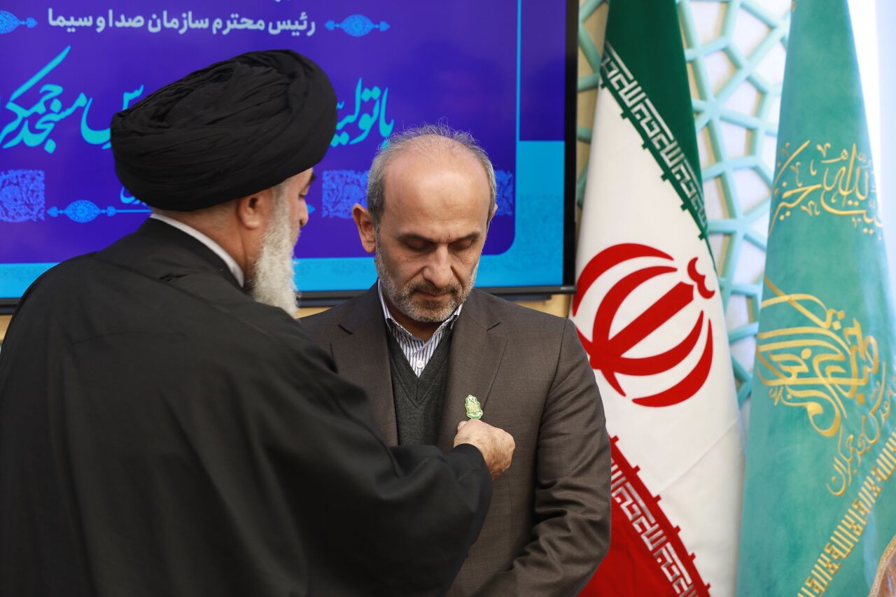 نشان خادمی و پرچم مسجد مقدس جمکران به رئیس صداوسیما اهدا شد