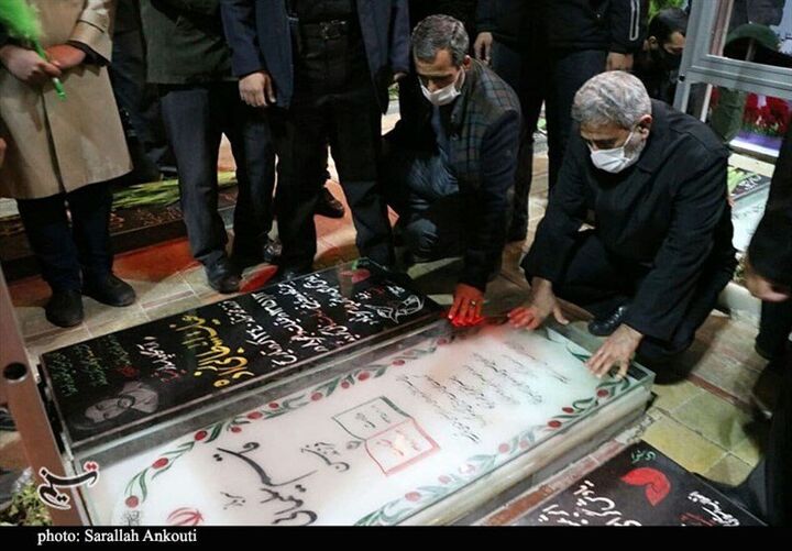 حضور سردار قاآنی بر سر مزار شهید سلیمانی