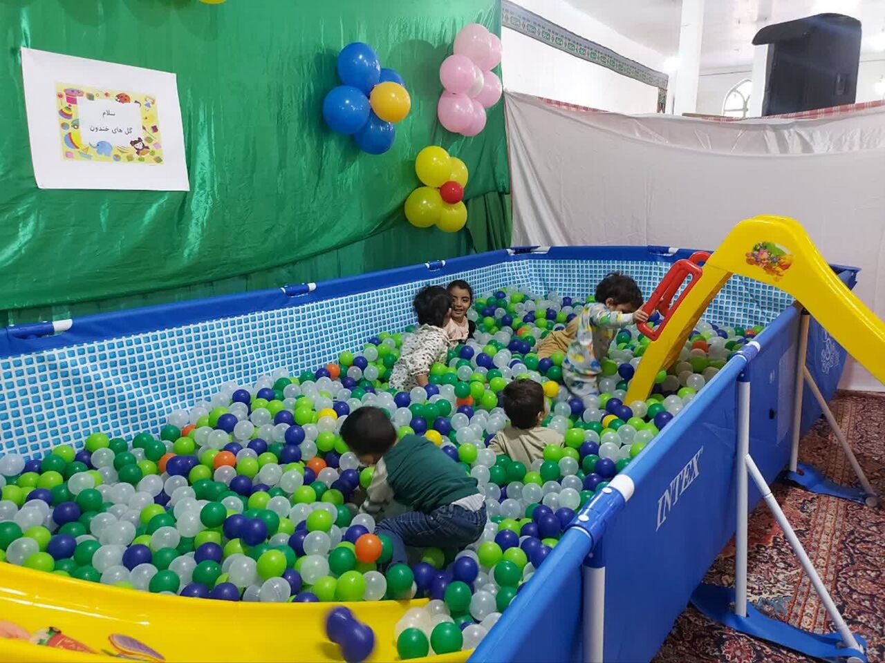 اعتکاف مادرانه؛ هم‌نشینی «عبادت، بازی و تربیت»