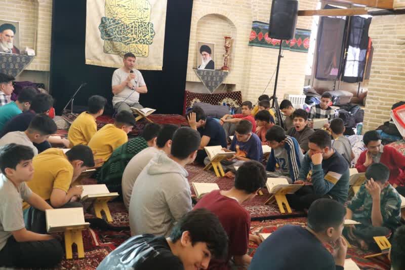 اعتکاف پسرانه کانون فرهنگی هنری وصال با محور سواد رسانه‌ای در مسجد عباسقلی‌خان