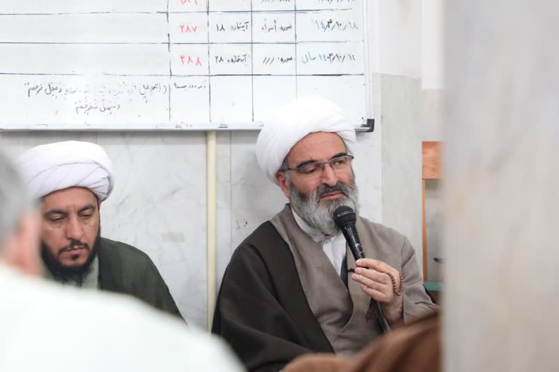 امام خامنه‌ای(مدظله العالی) سکاندار و ناخدای کشتی انقلاب اسلامی است