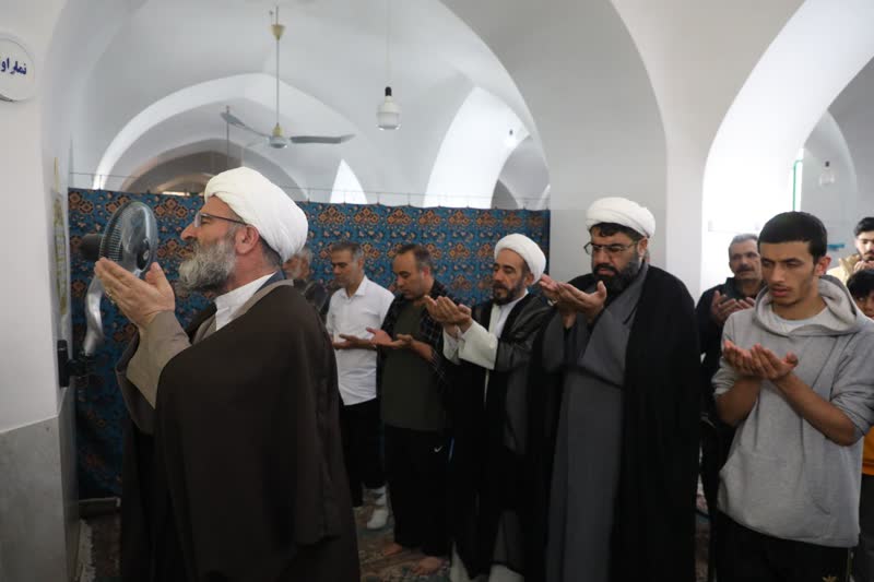 امام خامنه‌ای(مدظله العالی) سکاندار و ناخدای کشتی انقلاب اسلامی است