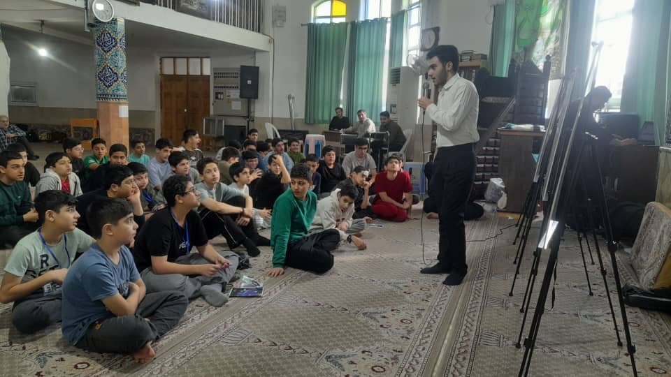 اعتکاف دانش آموزی در مسجد امام جواد (ع) رشت