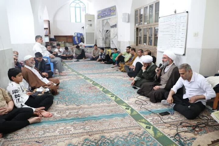 امام خامنه‌ای(مدظله العالی) سکاندار و ناخدای کشتی انقلاب اسلامی است