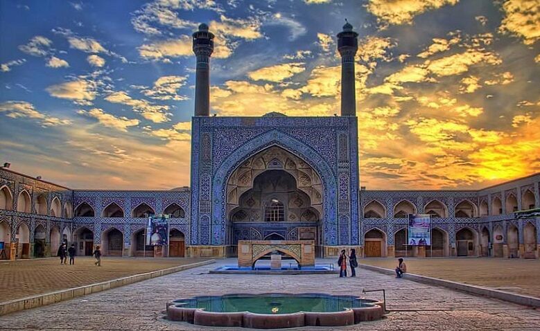 چشم انداز مسجد جامع اصفهان در هیات راهبری
