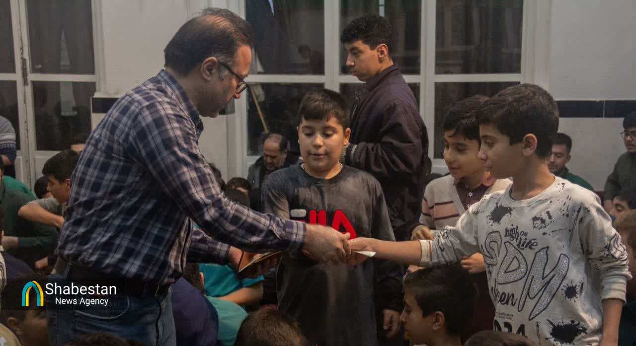 دانشآموزان بروجردی با شعار نسل ایستادگی معتکف شدند