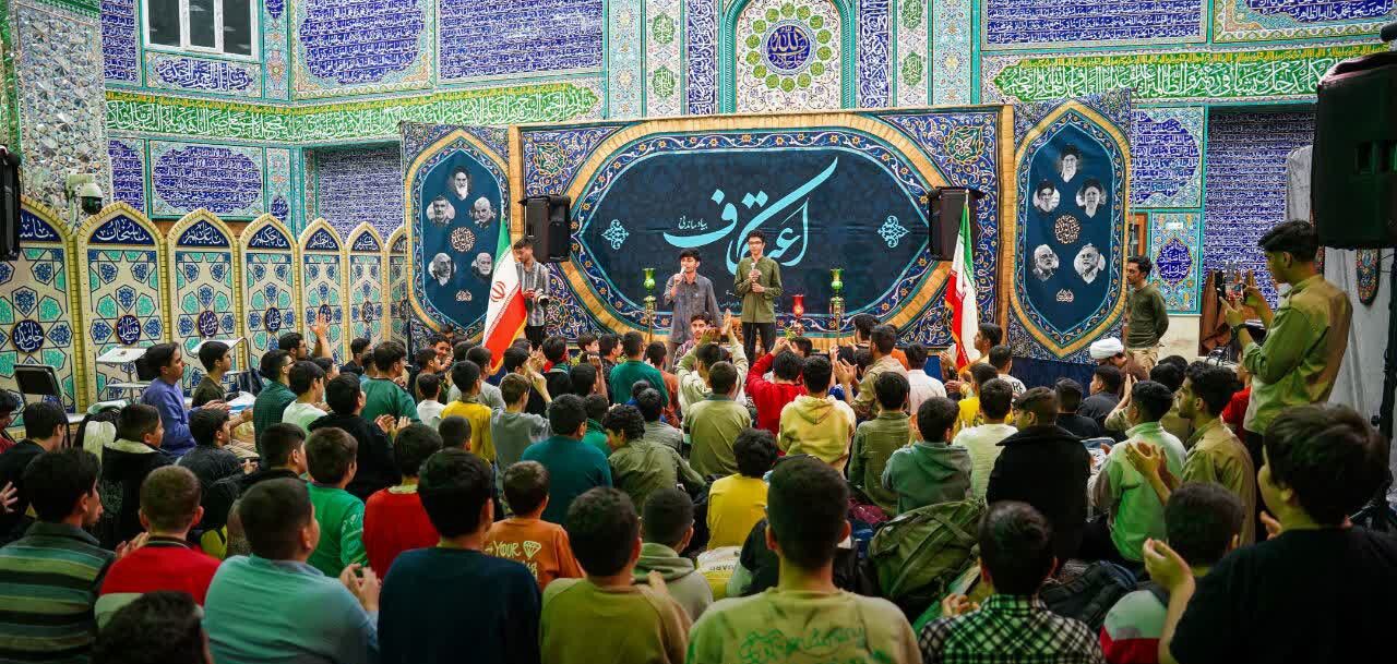 ساعات پایانی اعتکاف و مناجات معتکفین در فضای دلنشین و معنوی مسجد