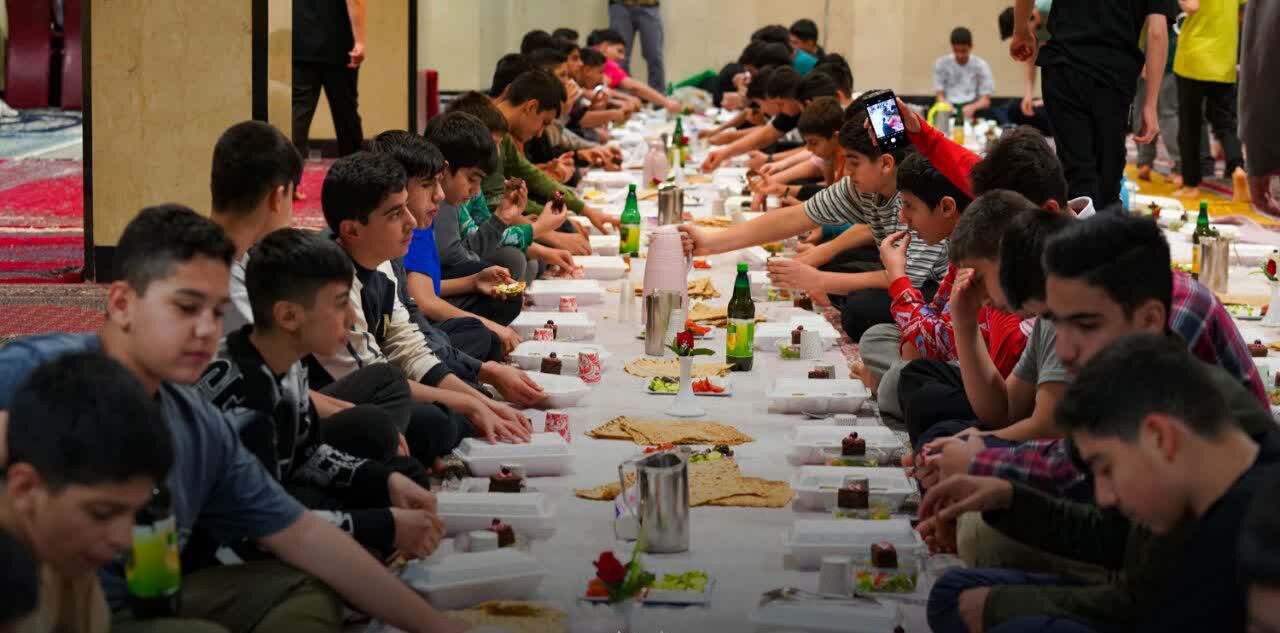 ساعات پایانی اعتکاف و مناجات معتکفین در فضای دلنشین و معنوی مسجد