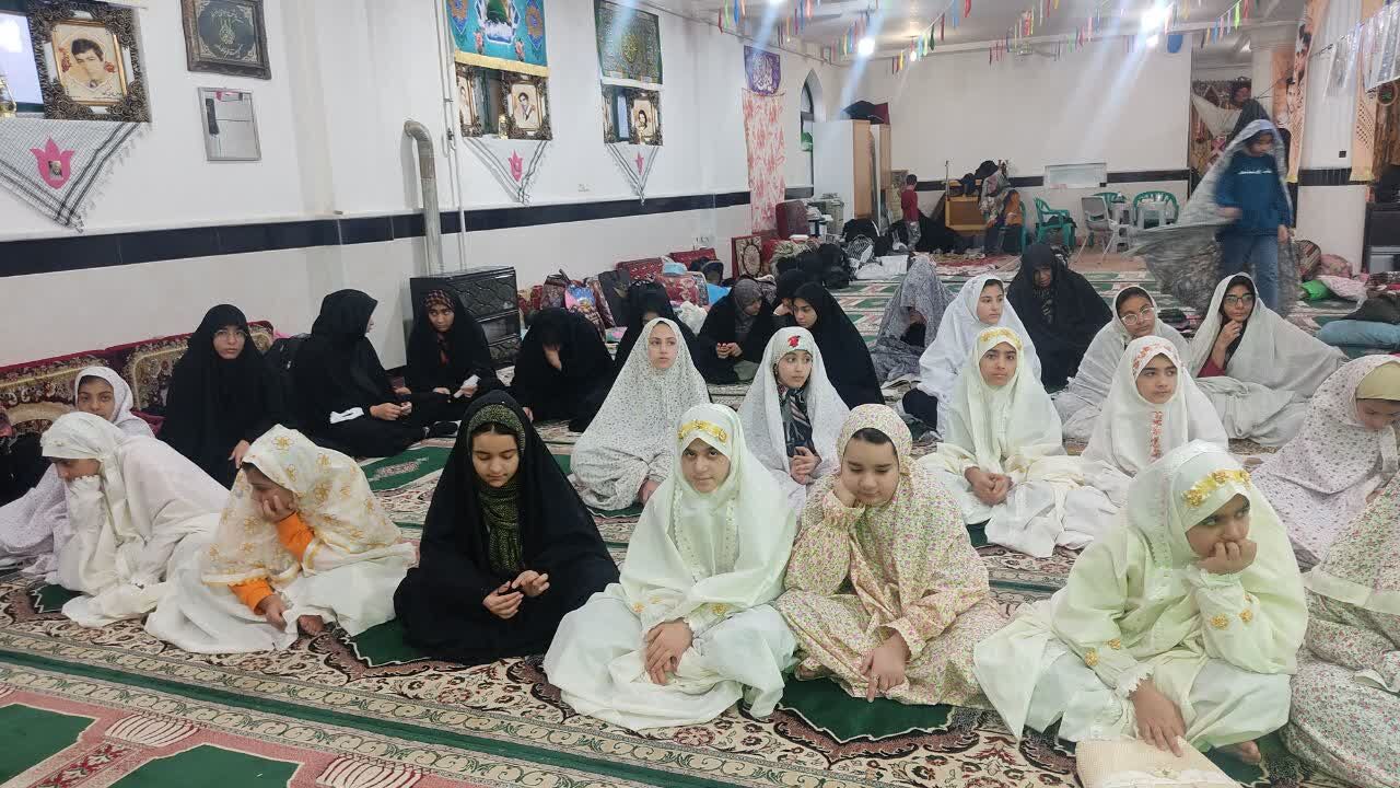 تجربه موفق معلم آران و بیدگلی در پیوند عمیق شاگردانش با فضای معنوی اعتکاف