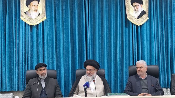 هنر هنرمندان باید در جهت رشد و ترقی جامعه به کار گرفته شود