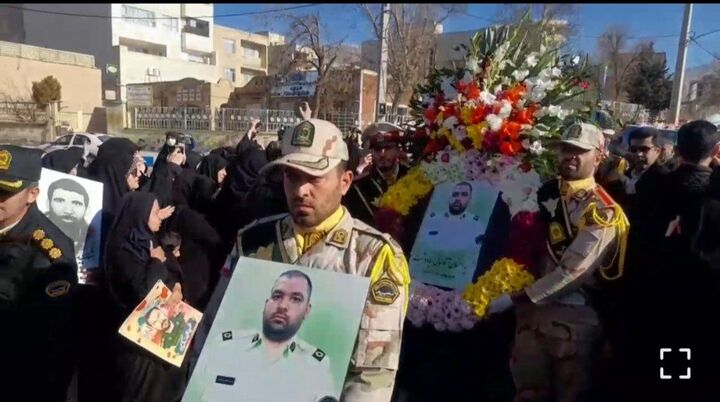 ورود پیکر مطهر شهید آقاجانی به مراسم تشییع در شهر ایلام