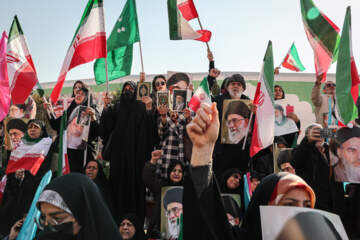 اولین تصاویر از حضور حماسی مردم تهران در میدان انقلاب