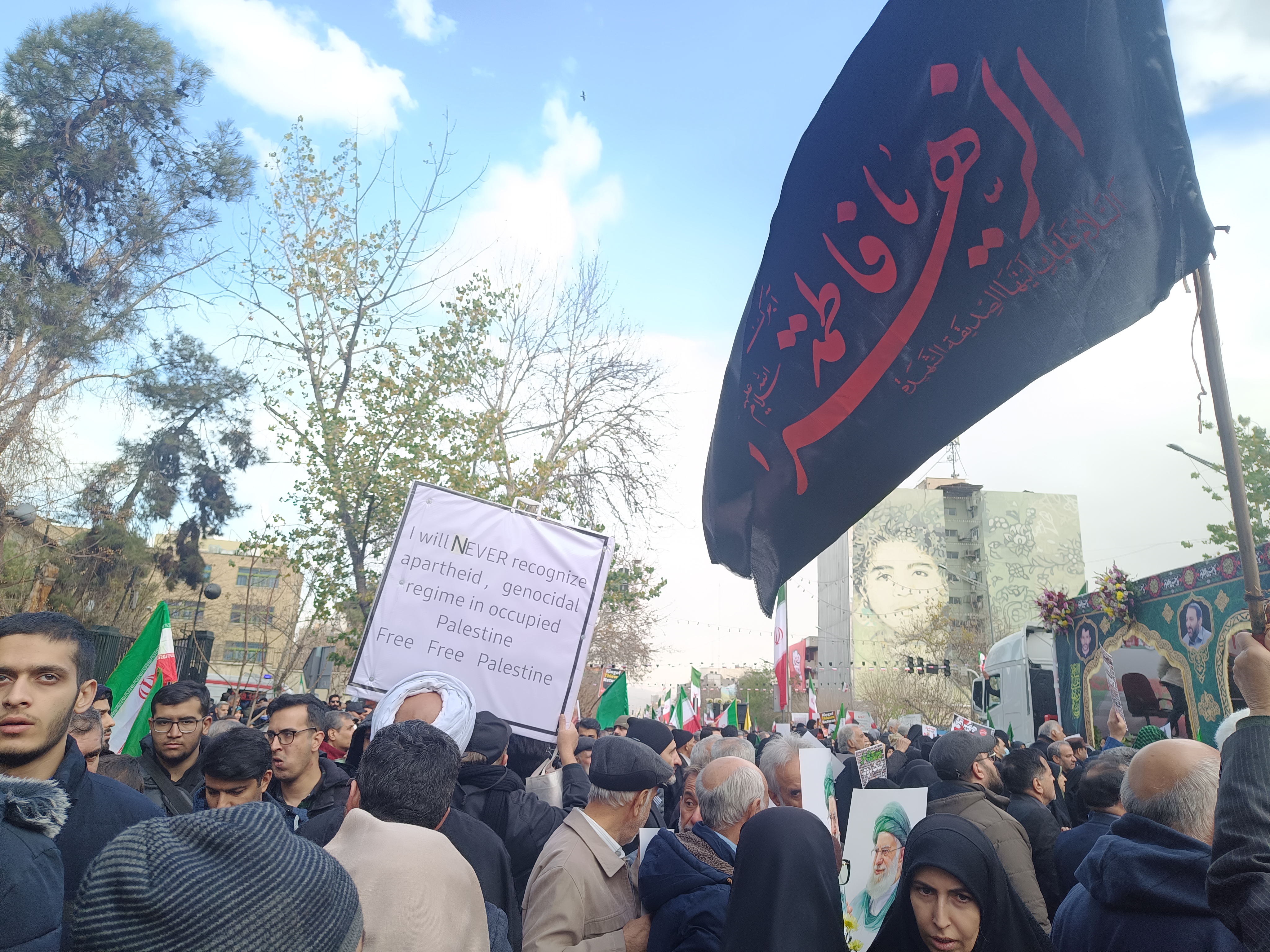 تشییع پیکرهای شهدای مقاومت ملی/ آسمان تهران در سوگ شهدا بارید