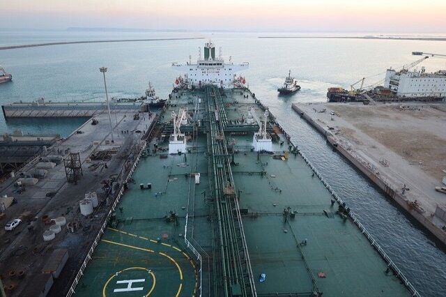 ورود نفتکش غول پیکر به حوض خشک ایزوایکو