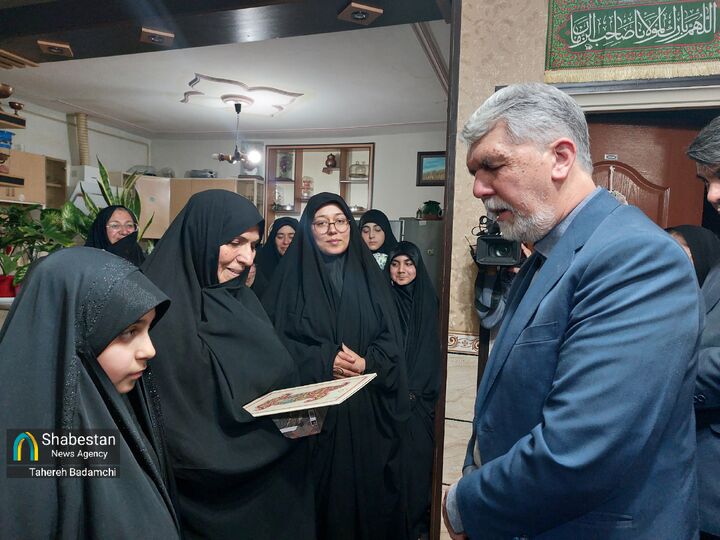 وزیر فرهنگ و ارشاد اسلامی با خانواده شهید اغتشاشات اخیر در کرمان دیدار و گفتگو کرد