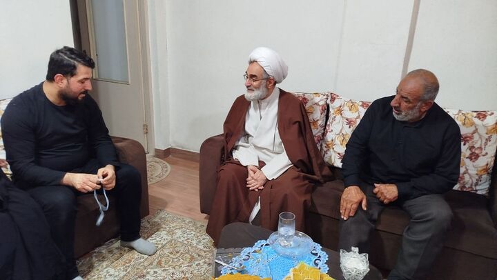 دیدار نماینده ولی فقیه گیلان با خانواده‌های شهدای تروریستی اخیر