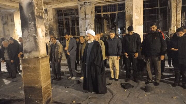 اولین اقامه نماز در مسجد حجتیه رشت پس از آتش سوزی