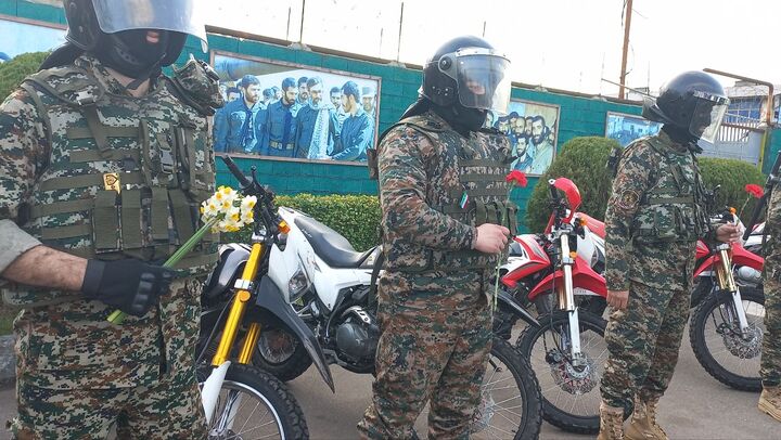 رژه خودرویی پیامبر مهربانی‌ها در تجلیل از حافظان امنیت در رشت