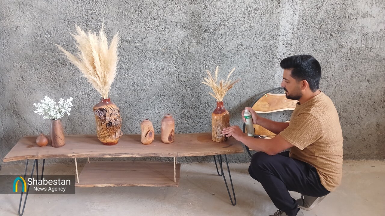 کارآفرین بیرجندی که چوب در دستان او جان میگیرد