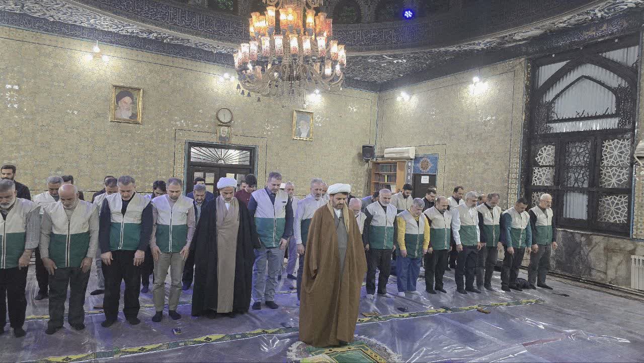 اقامه نماز خادمیاران رضوی در مسجد نیمه سوخته امام رضا (ع) رشت
