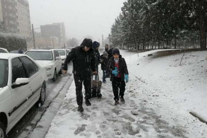 تعطیلی دیرهنگام مدارس در صبح برفی گلستان؛ دانش‌آموزانِ غافلگیر در سرمای برف سرگردان ماندند