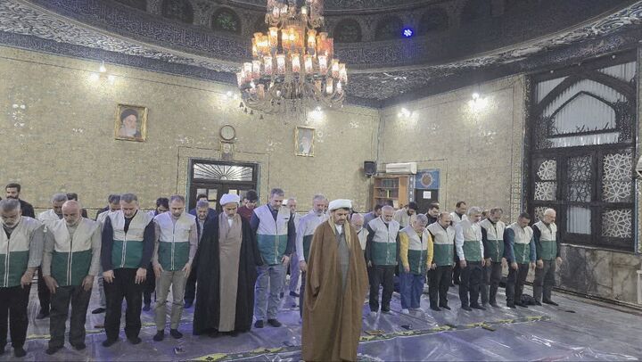 اقامه نماز خادمیاران رضوی در مسجد نیمه سوخته امام رضا (ع) رشت