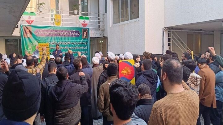 تجمع طلاب رشت در محکومیت قرآن سوزی