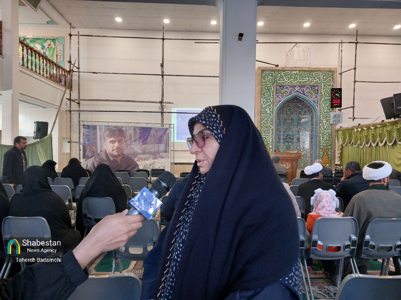 عهدی برای فجر پرشور انقلاب در کنار قامت ایستاده یک مسجدِ زخمخورده