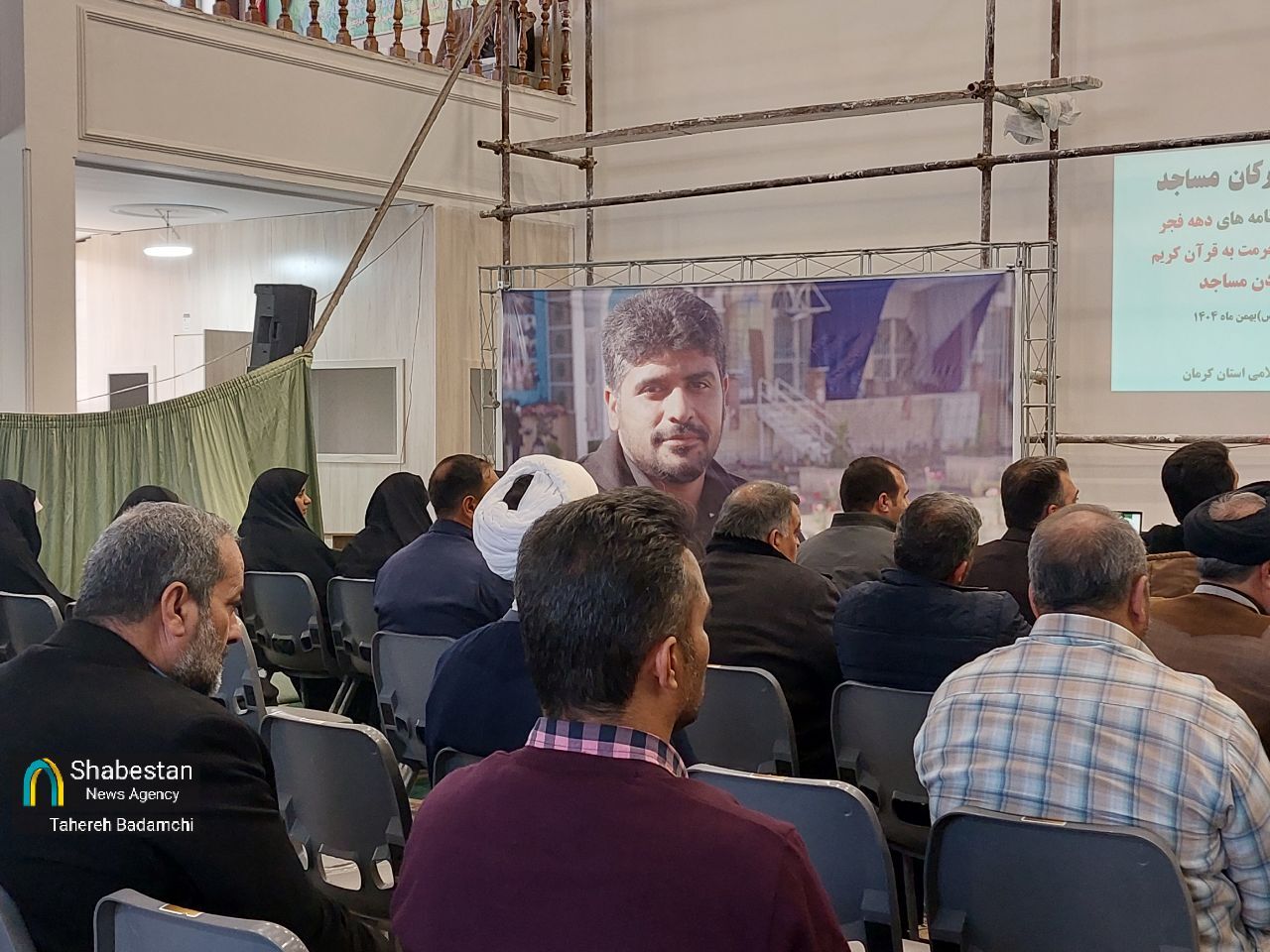 عهدی برای فجر پرشور انقلاب در کنار قامت ایستاده یک مسجدِ زخمخورده