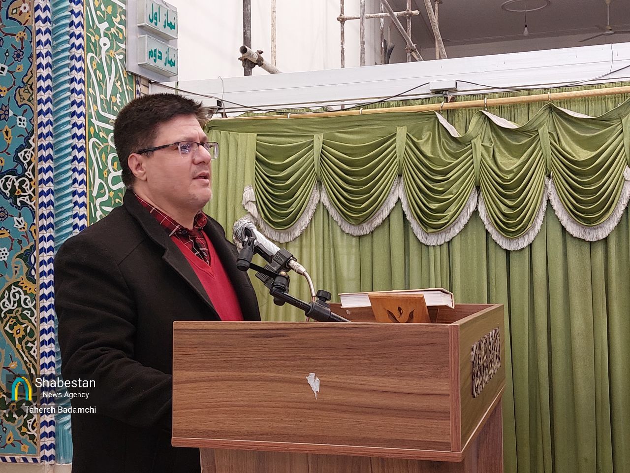 عهدی برای فجر پرشور انقلاب در کنار قامت ایستاده یک مسجدِ زخمخورده