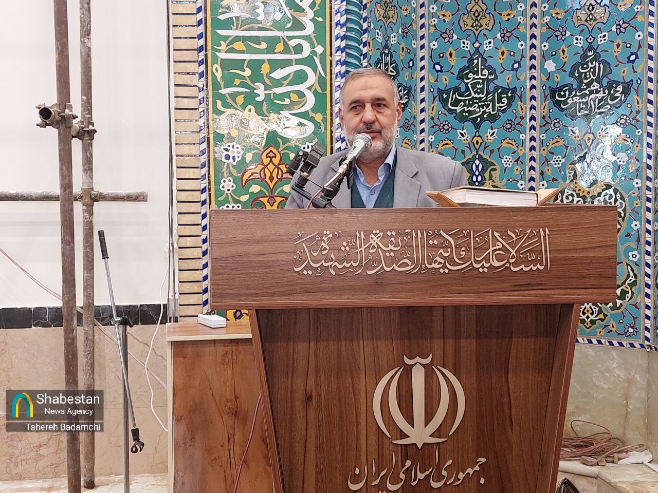 عهدی برای فجر پرشور انقلاب در کنار قامت ایستاده یک مسجدِ زخمخورده