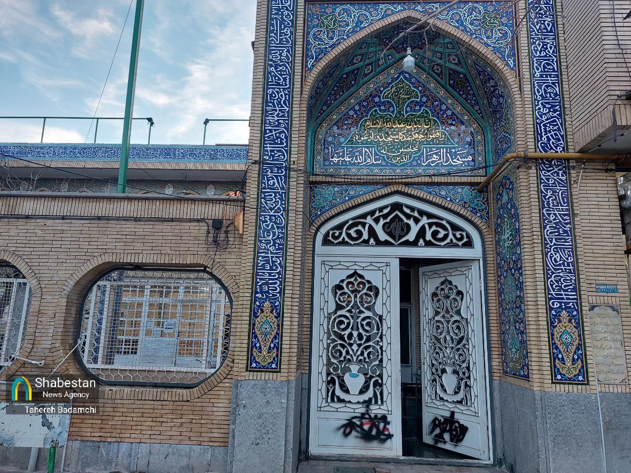 عهدی برای فجر پرشور انقلاب در کنار قامت ایستاده یک مسجدِ زخمخورده