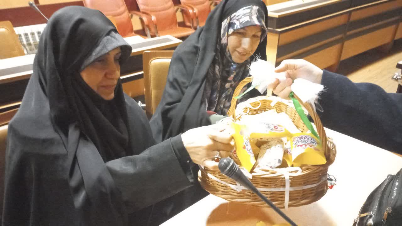 بانوان نقش محوری در ترویج فرهنگ نذر و تربیت نسل حسینی دارند